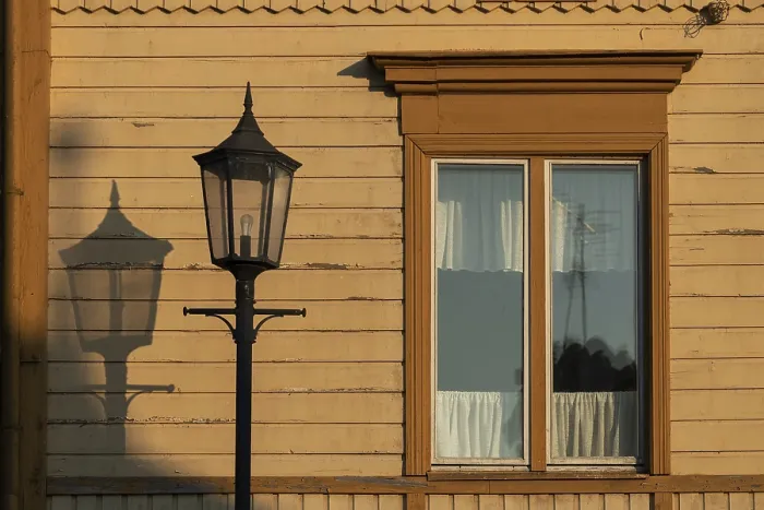 Gerahmter Druck : Hauswand und Laterne, Abendlicht.