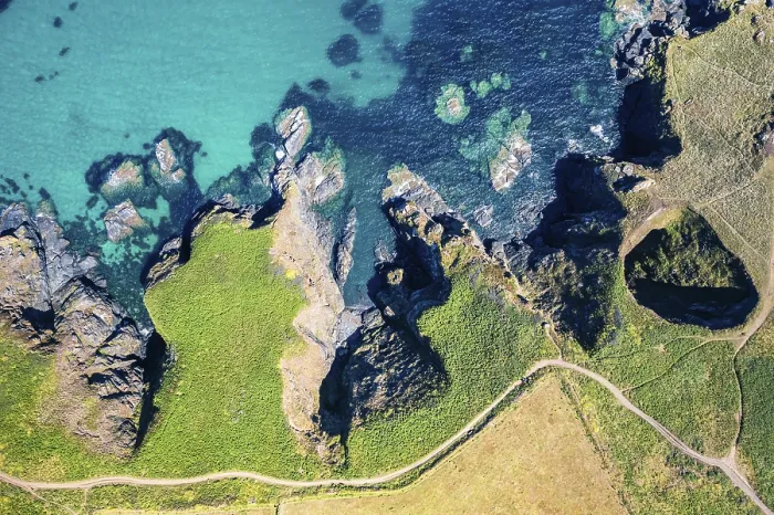 Gerahmter Druck : Top Down über Housel Bay Cliffs von einem Drohnen. Gerahmter Druck : Top Down über Housel Bay Cliffs von einem Drohnen.