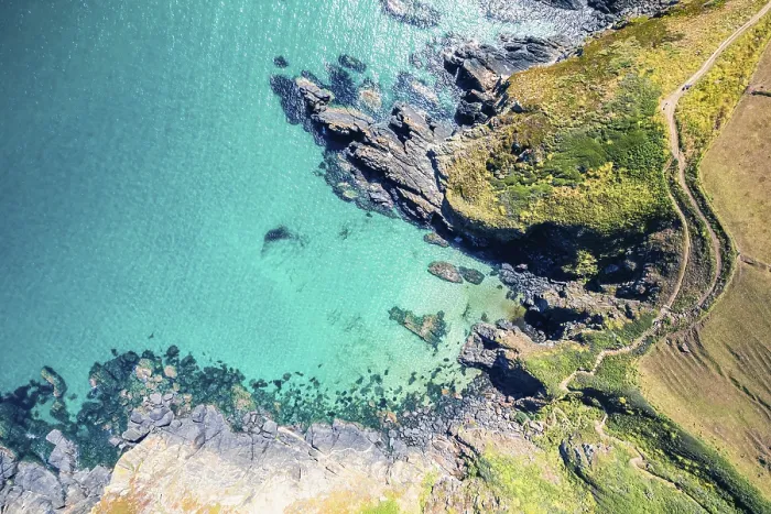 Gerahmter Druck : Top Down über Housel Bay Cliffs von einem Drohne. Gerahmter Druck : Top Down über Housel Bay Cliffs von einem Drohne.