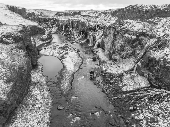 Gerahmter Druck : Hrauneyjarfoss-Wasserfälle, Drohnenbild. Gerahmter Druck : Hrauneyjarfoss-Wasserfälle, Drohnenbild.