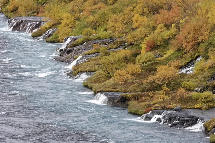 Gerahmter Druck : Hraunfossar-Wasserfall im Herbst. Gerahmter Druck : Hraunfossar-Wasserfall im Herbst.