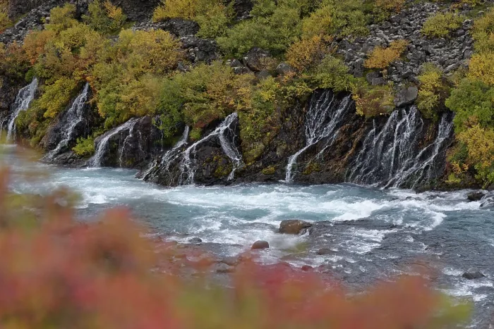 Gerahmter Druck : Hraunfossar-Wasserfall im Herbst. Gerahmter Druck : Hraunfossar-Wasserfall im Herbst.