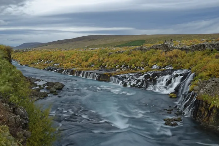Gerahmter Druck : Hraunfossar-Wasserfall im Herbst Gerahmter Druck : Hraunfossar-Wasserfall im Herbst