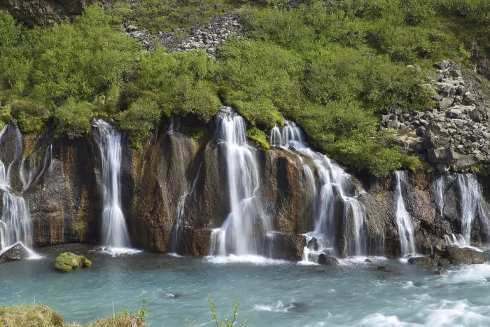 Gerahmter Druck : Der Hraunfossar-Wasserfall in Island