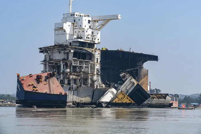 Gerahmter Druck : Großer Containerschiff bereit, sich zu zerlegen. Gerahmter Druck : Großer Containerschiff bereit, sich zu zerlegen.