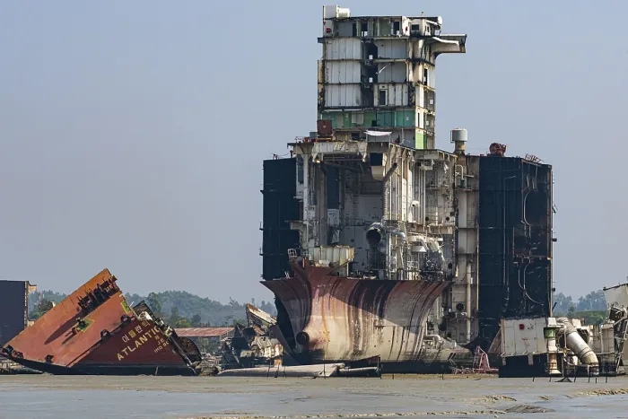 Gerahmter Druck : Großer Containerschiff bereit, sich zu zerlegen. Gerahmter Druck : Großer Containerschiff bereit, sich zu zerlegen.