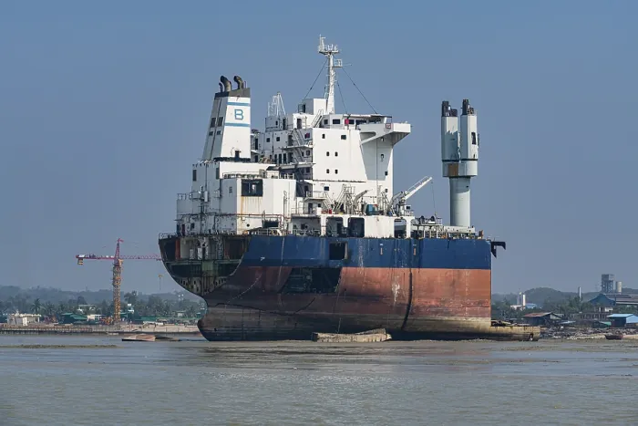 Gerahmter Druck : Großer Containerschiff bereit, sich zu zerlegen. Gerahmter Druck : Großer Containerschiff bereit, sich zu zerlegen.