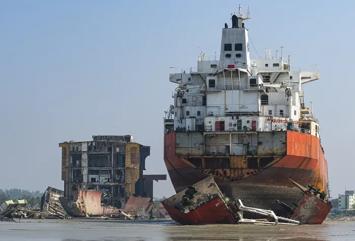 Gerahmter Druck : Gigantische Containerschiffe bereit, sich zu zerbrechen. Gerahmter Druck : Gigantische Containerschiffe bereit, sich zu zerbrechen.