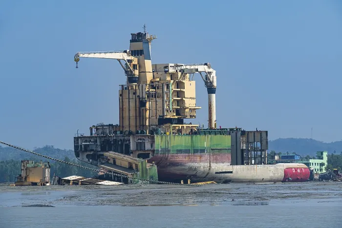 Gerahmter Druck : Gigantische Containerfrachter bereit, auseinanderzubrechen. Gerahmter Druck : Gigantische Containerfrachter bereit, auseinanderzubrechen.