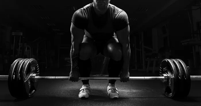 Gerahmter Druck : Ein riesiger Mann bereitet sich darauf vor, ein Krafttraining namens Deadlift durchzuführen. Gerahmter Druck : Ein riesiger Mann bereitet sich darauf vor, ein Krafttraining namens Deadlift durchzuführen.