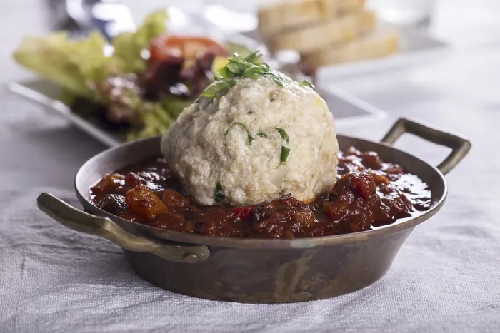 Gerahmter Druck : Ungarischer Gulasch mit Semmelknödel. Gerahmter Druck : Ungarischer Gulasch mit Semmelknödel.