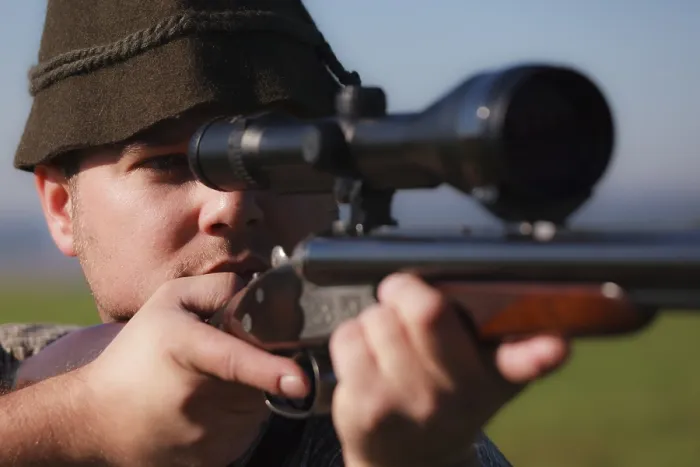 Gerahmter Druck : Jäger mit Wild in seinem Visier. Gerahmter Druck : Jäger mit Wild in seinem Visier.