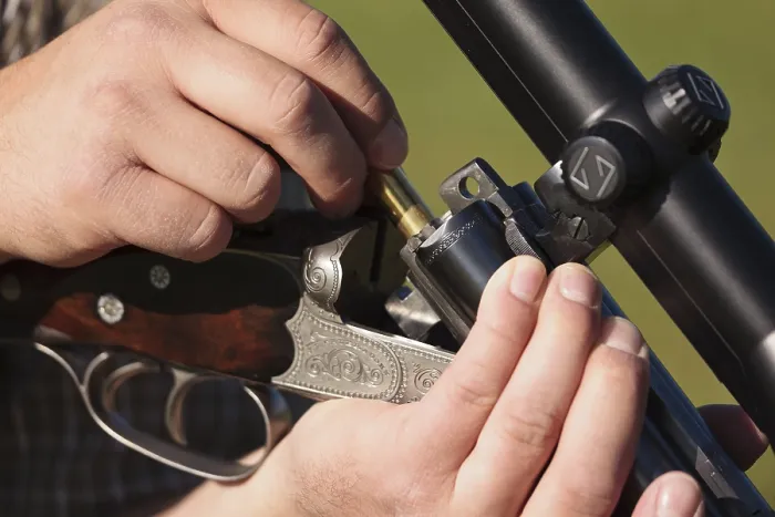 Gerahmter Druck : Jäger ludet sein Gewehr neu. Gerahmter Druck : Jäger ludet sein Gewehr neu.