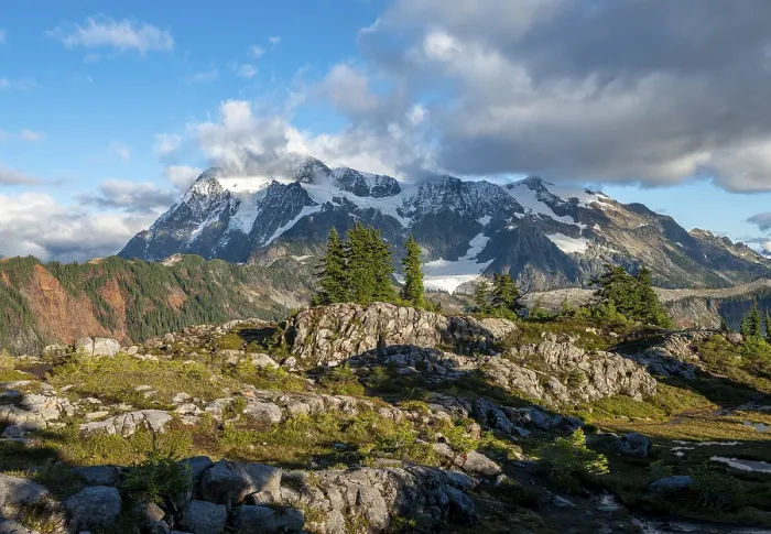 Gerahmter Druck : Huntoon Point, Blick auf bewölkten Mt. Gerahmter Druck : Huntoon Point, Blick auf bewölkten Mt.
