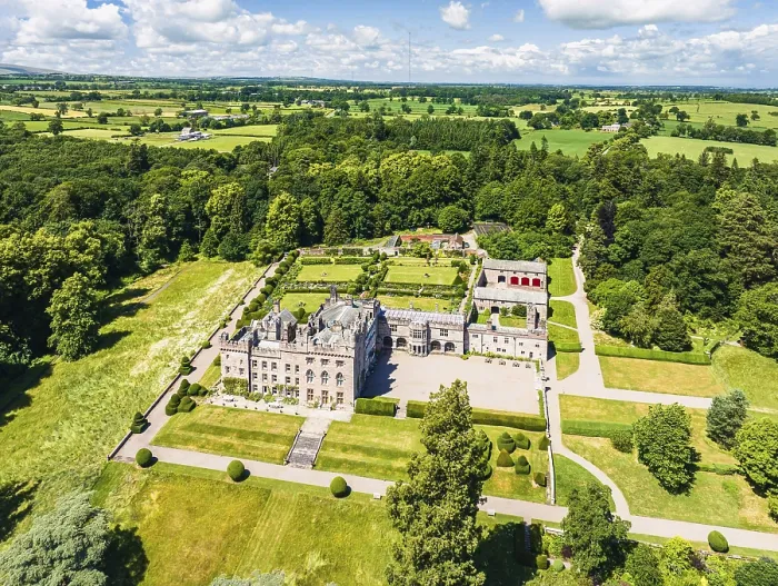 Gerahmter Druck : Hutton im Forest aus der Sicht eines Drohnen. Gerahmter Druck : Hutton im Forest aus der Sicht eines Drohnen.