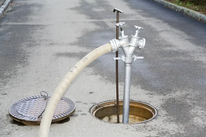 Gerahmter Druck : Ein Hydrant mit einem abgedeckten Schlauch. Gerahmter Druck : Ein Hydrant mit einem abgedeckten Schlauch.