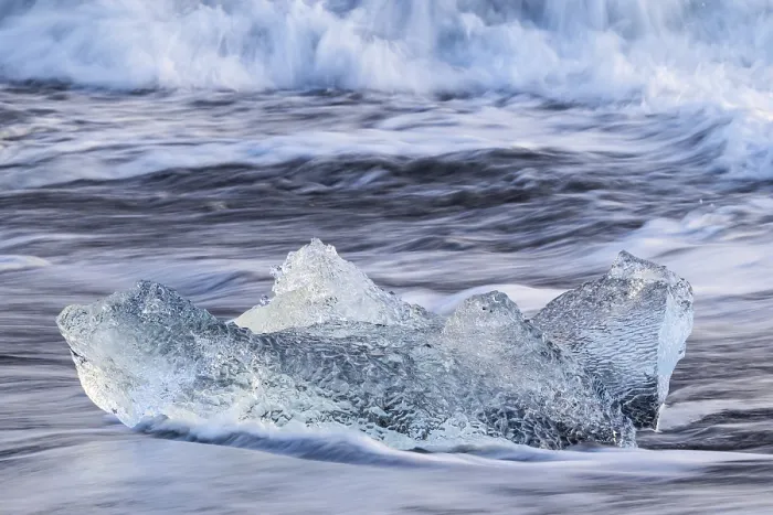 Gerahmter Druck : Eisbrocken auf der schwarzen Strand, Lavastrand. Gerahmter Druck : Eisbrocken auf der schwarzen Strand, Lavastrand.