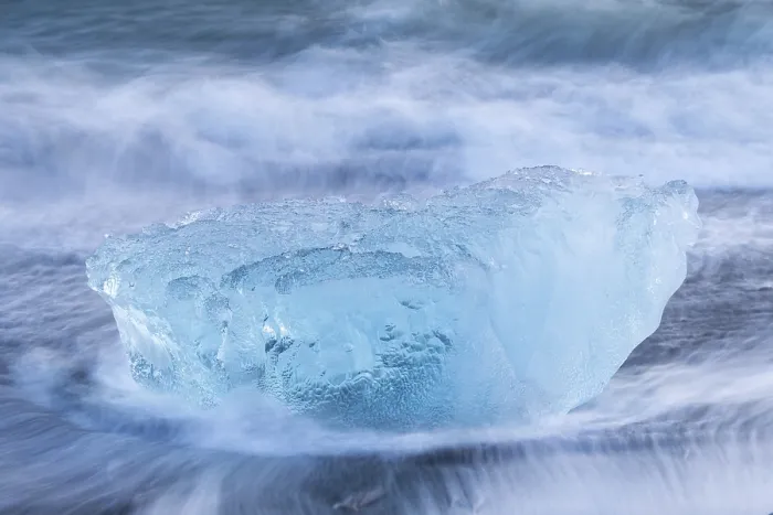 Gerahmter Druck : Eisbrocken auf der schwarzen Strand, Lavastrand.