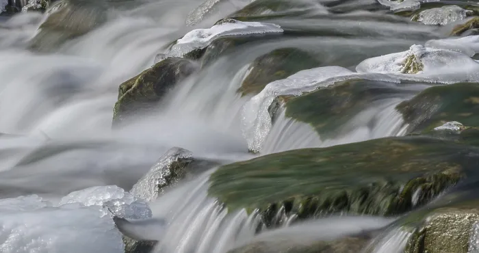 Gerahmter Druck : Eisbedeckte Steine im Flussbett der Triesting. Gerahmter Druck : Eisbedeckte Steine im Flussbett der Triesting.