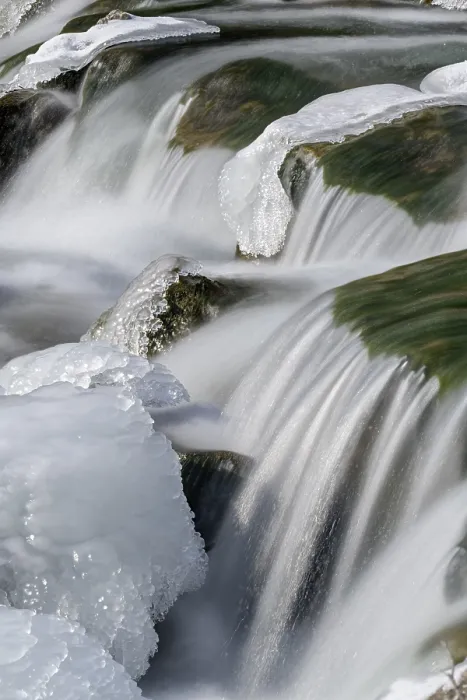 Gerahmter Druck : Eisbedeckte Steine im Flussbett der Triesting. Gerahmter Druck : Eisbedeckte Steine im Flussbett der Triesting.