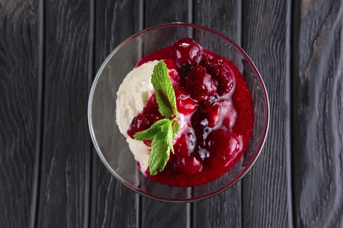 Gerahmter Druck : Eiscreme mit Kirschen- und Himbeermarmelade. Gerahmter Druck : Eiscreme mit Kirschen- und Himbeermarmelade.