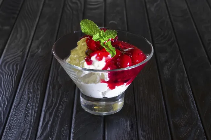 Gerahmter Druck : Eiscreme mit Kirschen- und Himbeermarmelade Gerahmter Druck : Eiscreme mit Kirschen- und Himbeermarmelade