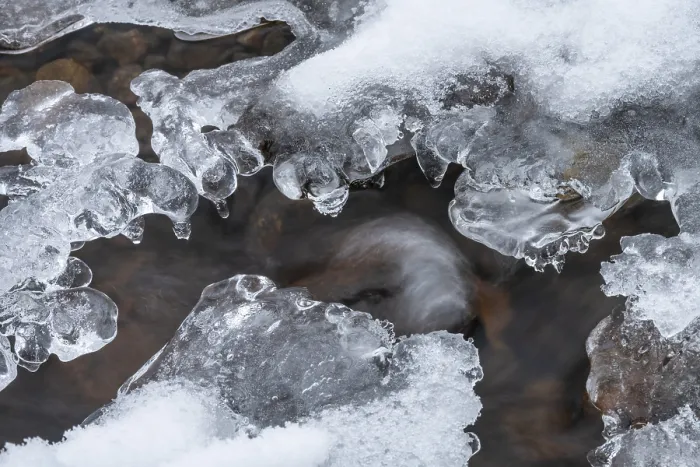 Gerahmter Druck : Eiscremebildung in einem Bach.