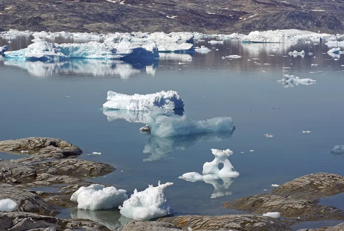 Gerahmter Druck : Eisflächen spiegeln sich in Ruhe. Gerahmter Druck : Eisflächen spiegeln sich in Ruhe.