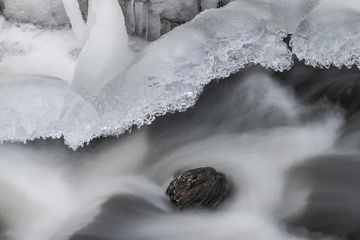 Gerahmter Druck : Eisbildungen an einem fließenden Bach. Gerahmter Druck : Eisbildungen an einem fließenden Bach.