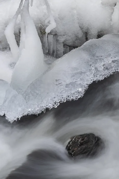 Gerahmter Druck : Eisbildungen an einem fließenden Bach. Gerahmter Druck : Eisbildungen an einem fließenden Bach.