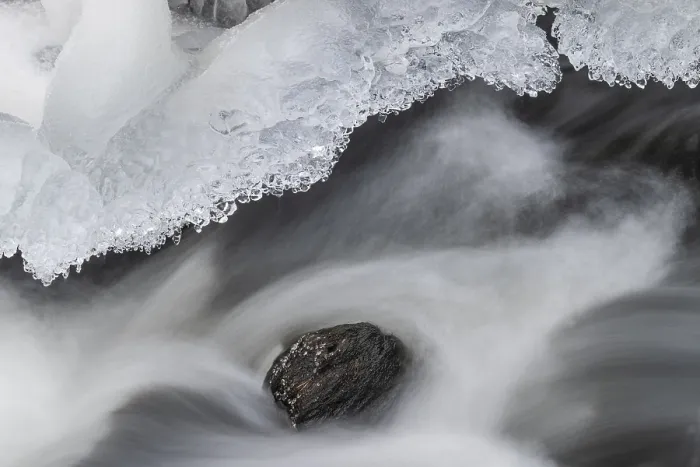 Gerahmter Druck : Eisbildungen auf einem fließenden Bach. Gerahmter Druck : Eisbildungen auf einem fließenden Bach.