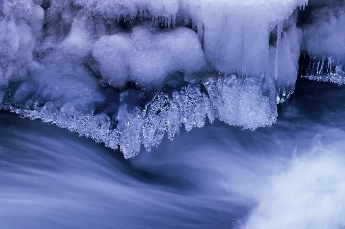 Gerahmter Druck : Eisbildungen entlang eines Bergbachs im Winter. Gerahmter Druck : Eisbildungen entlang eines Bergbachs im Winter.