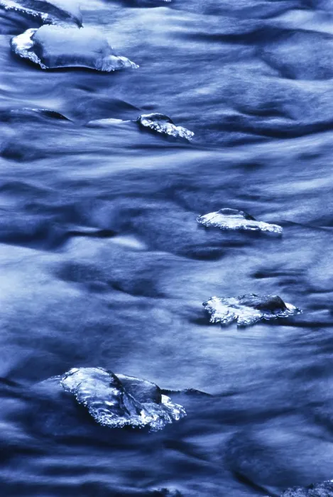 Gerahmter Druck : Eisbildungen in einem Bach. Gerahmter Druck : Eisbildungen in einem Bach.