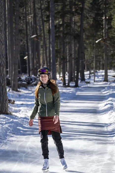 Gerahmter Druck : Eissportlerin, Eisspur durch den Wald.