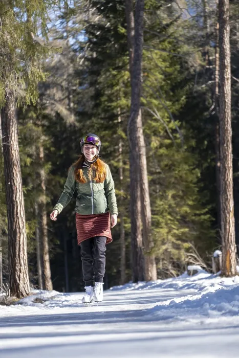 Gerahmter Druck : Eissportlerin, Eisspur durch den Wald. Gerahmter Druck : Eissportlerin, Eisspur durch den Wald.