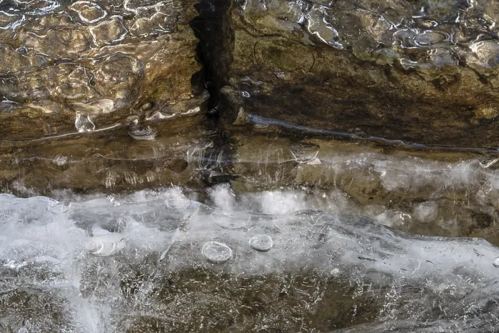 Gerahmter Druck : Eisstrukturen auf einem Felsen, Storsjon.