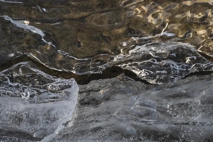 Gerahmter Druck : Eisstrukturen auf einem Felsen, Storsjon. Gerahmter Druck : Eisstrukturen auf einem Felsen, Storsjon.