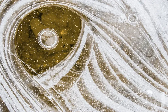 Gerahmter Druck : Eisstrukturen auf der Wasseroberfläche. Gerahmter Druck : Eisstrukturen auf der Wasseroberfläche.