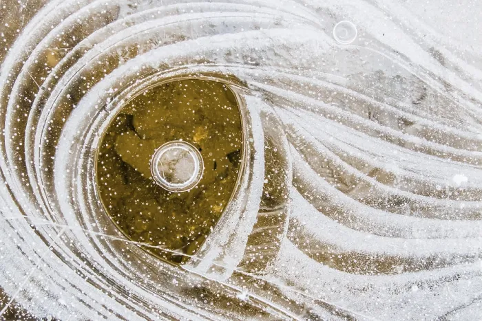 Gerahmter Druck : Eisstrukturen auf der Wasseroberfläche. Gerahmter Druck : Eisstrukturen auf der Wasseroberfläche.