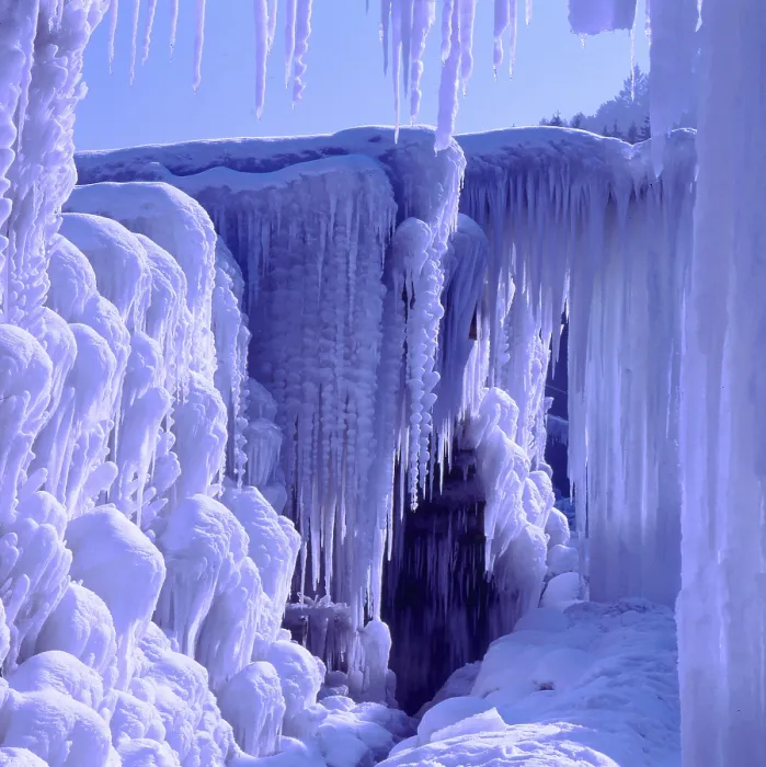 Gerahmter Druck : Eisding, tiefer Schnee, Eiszapfen, Eisstrukturen. Gerahmter Druck : Eisding, tiefer Schnee, Eiszapfen, Eisstrukturen.