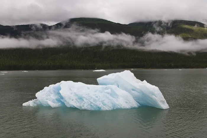 Gerahmter Druck : Eisberg und Wolken in Inside Passage. Gerahmter Druck : Eisberg und Wolken in Inside Passage.