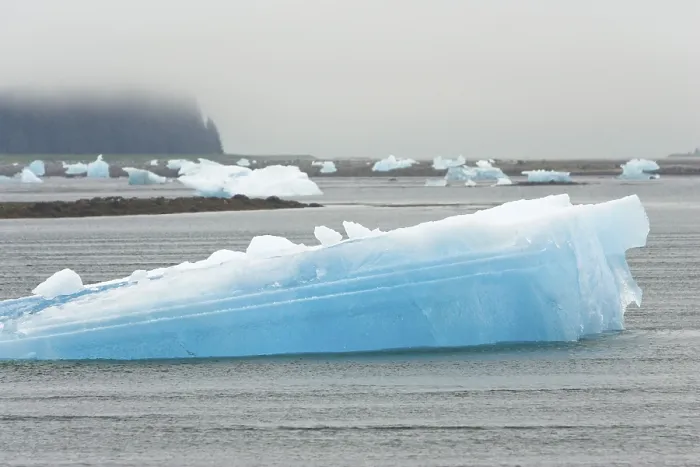 Gerahmter Druck : Eisberg und bewölkter Himmel, Inside Passage. Gerahmter Druck : Eisberg und bewölkter Himmel, Inside Passage.
