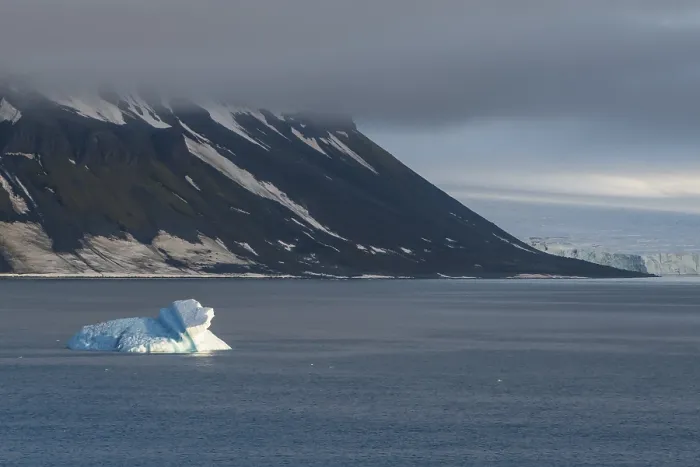 Gerahmter Druck : Ein Eisberg schwebt vor den flachen Tafelbergen, die mit Eis bedeckt sind. Gerahmter Druck : Ein Eisberg schwebt vor den flachen Tafelbergen, die mit Eis bedeckt sind.