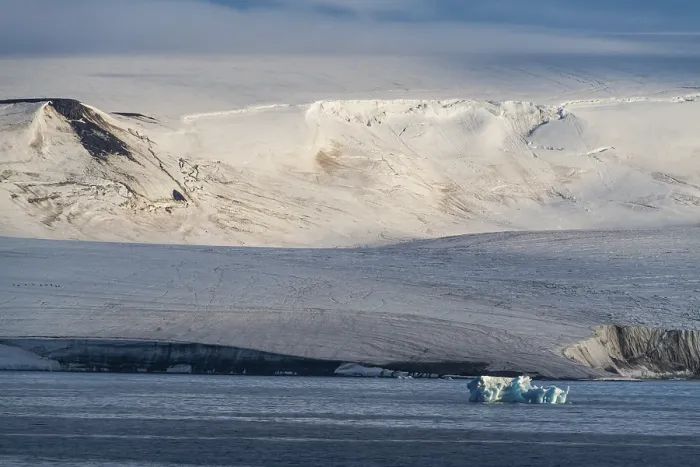 Gerahmter Druck : Ein Eisberg schwebt vor den flachen Tafelbergen, die mit Eis bedeckt sind. Gerahmter Druck : Ein Eisberg schwebt vor den flachen Tafelbergen, die mit Eis bedeckt sind.