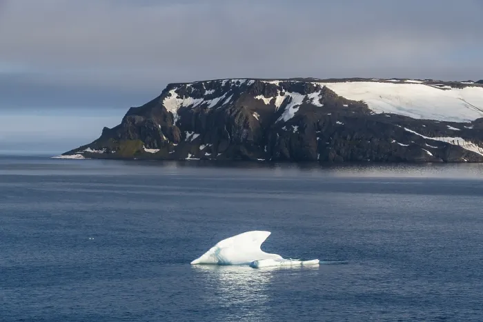 Gerahmter Druck : Ein Eisberg schwebt vor den flachen Tafelbergen, die mit Eis bedeckt sind. Gerahmter Druck : Ein Eisberg schwebt vor den flachen Tafelbergen, die mit Eis bedeckt sind.