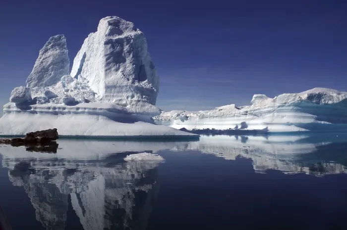 Gerahmter Druck : Eisberge im Wasser spiegeln. Gerahmter Druck : Eisberge im Wasser spiegeln.