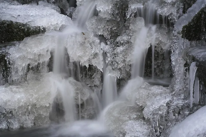 Gerahmter Druck : Eisüberzogener Bach, Eisformen. Gerahmter Druck : Eisüberzogener Bach, Eisformen.