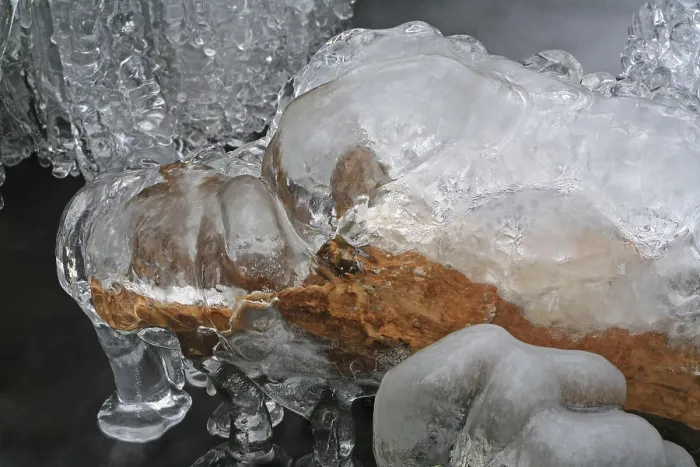 Gerahmter Druck : Eisüberzogener Bach, Eisformationen. Gerahmter Druck : Eisüberzogener Bach, Eisformationen.