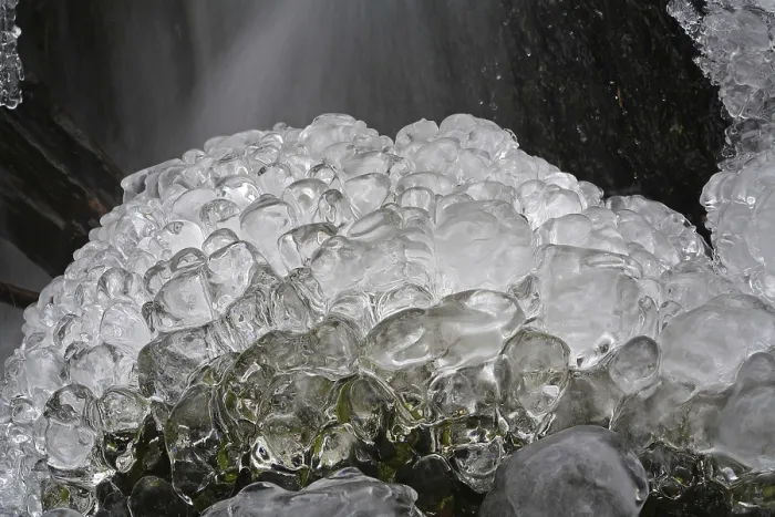 Gerahmter Druck : Eisüberzogener Bach, Eisschilde Gerahmter Druck : Eisüberzogener Bach, Eisschilde