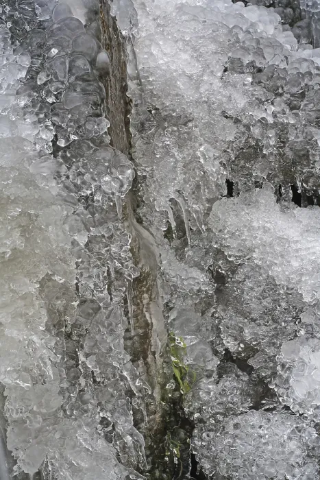 Gerahmter Druck : Eisüberzogener Bach, Eisformationen. Gerahmter Druck : Eisüberzogener Bach, Eisformationen.